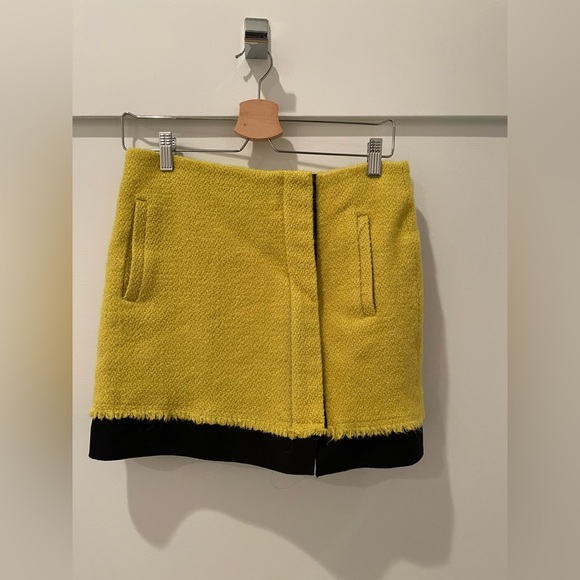 COPY - Diane Von Furstenburg yellow tweed mini skirt in size 4 - Picture 3 of 7